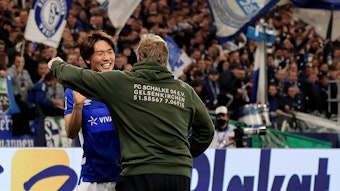 Ex-Schalke-Coach Mike Büskens hätte Ko Itakura, Spieler von Borussia Mönchengladbach, noch immer gern im Team. Das Foto zeigt beide am 9. April 2022 beim Spiel gegen Heidenheim.