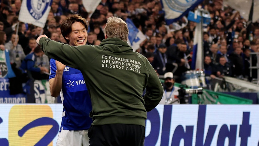 Ex-Schalke-Coach Mike Büskens hätte Ko Itakura, Spieler von Borussia Mönchengladbach, noch immer gern im Team. Das Foto zeigt beide am 9. April 2022 beim Spiel gegen Heidenheim.