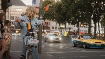 Screenshot aus dem neuen Werbespot der KVB: Zu sehen ist ein Manta auf dem Neumarkt in Köln.