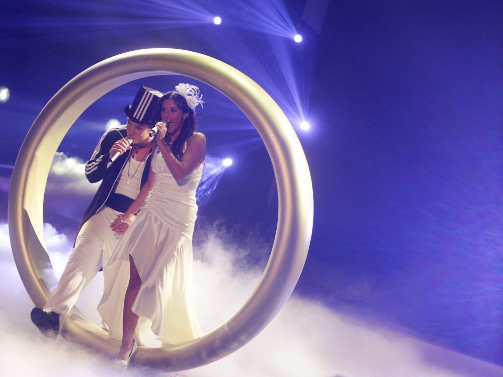Die Kandidaten Pietro Lombardi und Sarah Engels beim Finale der RTL-Castingshow "Deutschland sucht den Superstar" (DSDS) am 7. Mai 2011. Sie performten gemeinsam einen Song im Hochzeitsoutfit.
