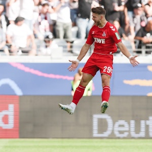 Jan Thielmann (1. FC Köln) springt jubelnd in die Luft.