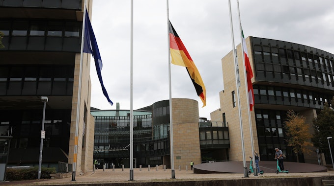 Fahnen wehen vor dem NRW-Landtag in Düsseldorf auf Halbmast.&nbsp;