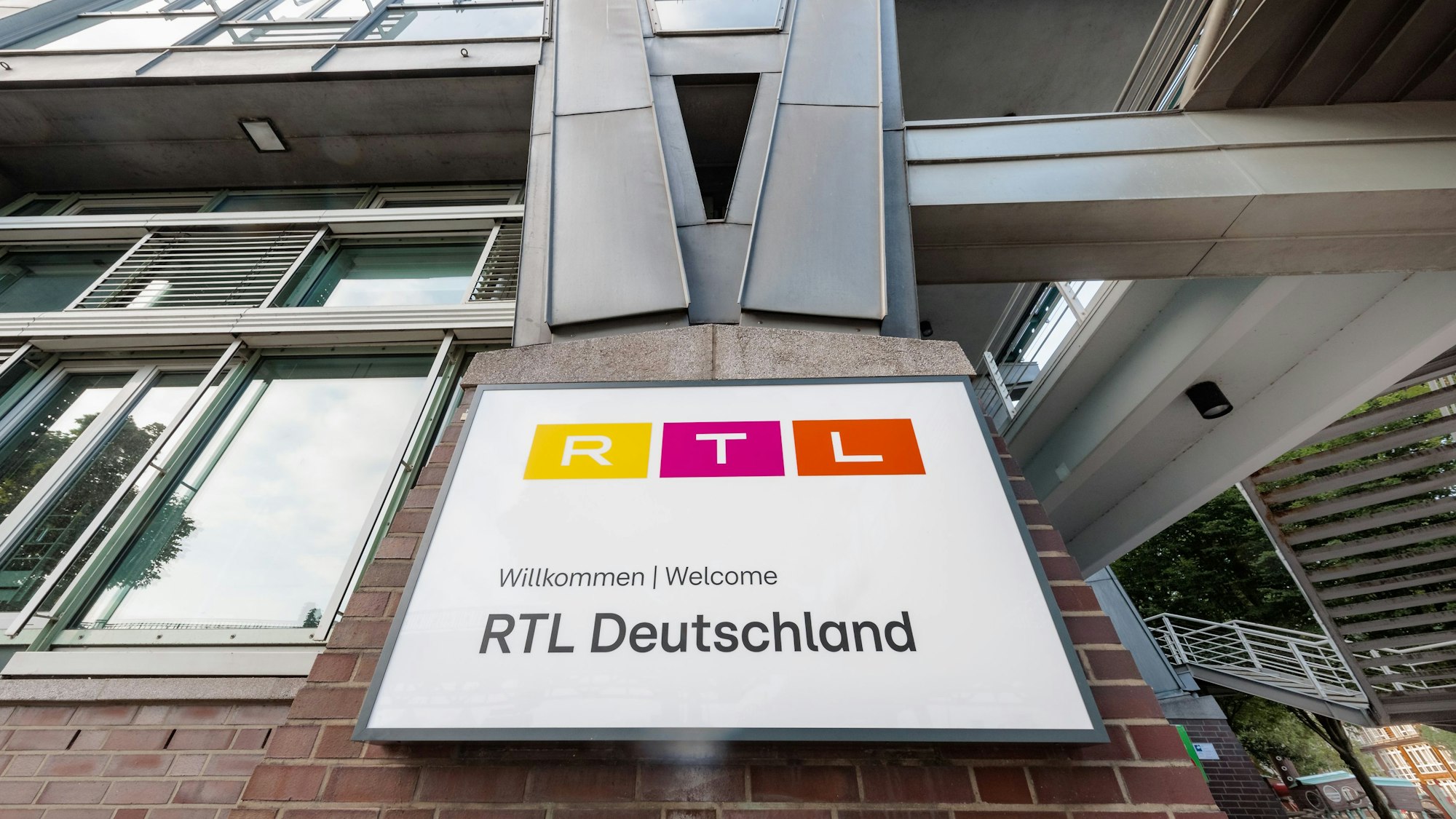 Ein Schild des TV-Senders RTL.