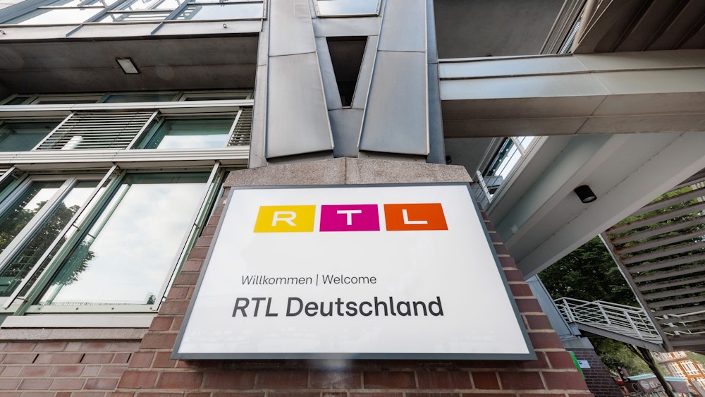 Ein Schild des TV-Senders RTL.