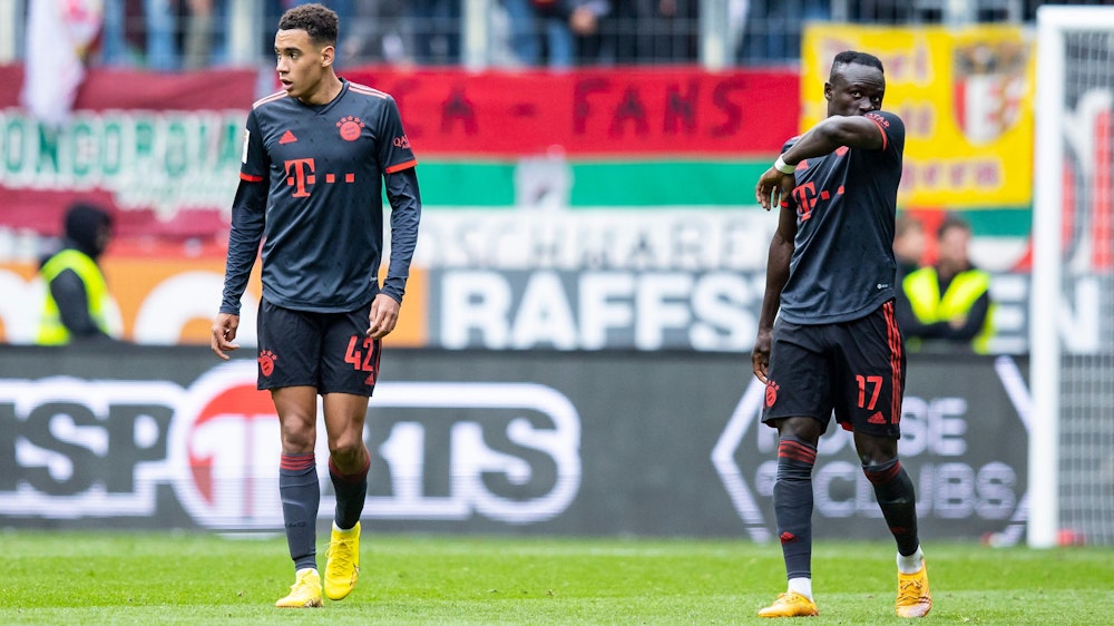 Bayern Münchens Jamal Musiala und Sadio Mané ziehen in Augsburg ein langes Gesicht.