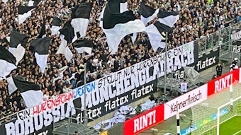 Dieses Wut-Banner in der Nordkurve im Borussia-Park hätte am Samstag (17. September 2022) beinahe zum Abbruch des Bundesliga-Topspiels zwischen Borussia Mönchengladbach und RB Leipzig geführt. Zu sehen ist die Aufschrift: „Ein Hurensohnverein stellt nur Hurensöhne ein!“
