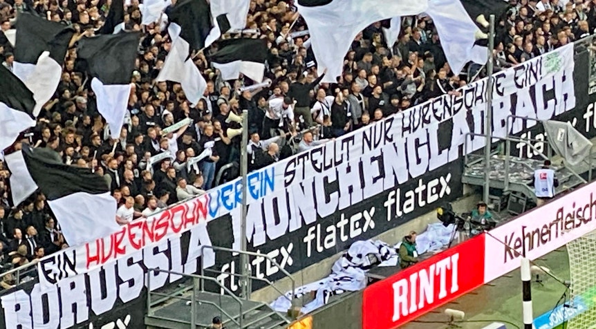 Dieses Wut-Banner in der Nordkurve im Borussia-Park hätte am Samstag (17. September 2022) beinahe zum Abbruch des Bundesliga-Topspiels zwischen Borussia Mönchengladbach und RB Leipzig geführt.