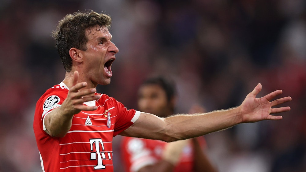 Thomas Müller jubelt für den FC Bayern in der Champions League gegen den FC Barcelona.