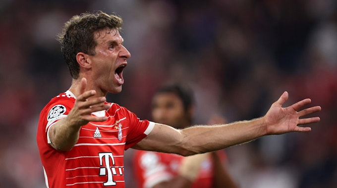 Thomas Müller jubelt für den FC Bayern in der Champions League gegen den FC Barcelona.