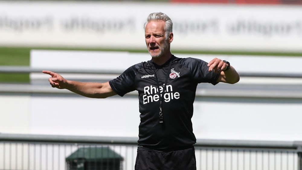 Coach der U21 des 1. FC Köln Mark Zimmermann, hier am 13. Juni 2022 beim Trainingsauftakt der Saison 2022/23, gibt seiner Mannschaft Zeichen.