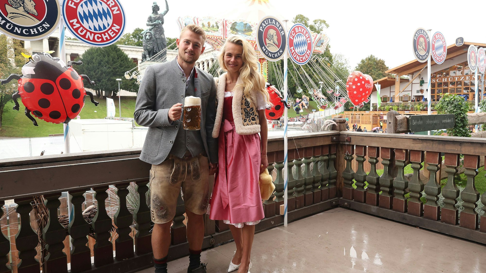 Matthijs de Ligt vom FC Bayern München mit Freundin Annekee Molenaar auf dem Oktoberfest.