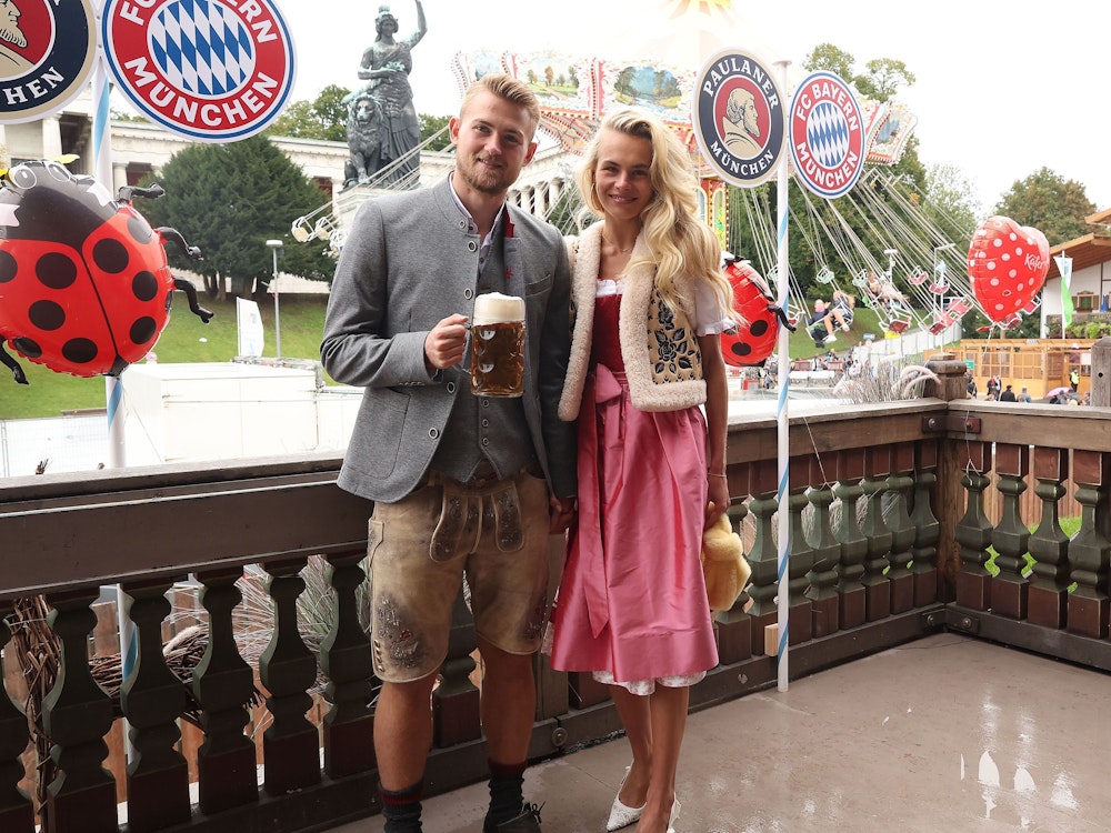 Matthijs de Ligt vom FC Bayern München mit Freundin Annekee Molenaar auf dem Oktoberfest.