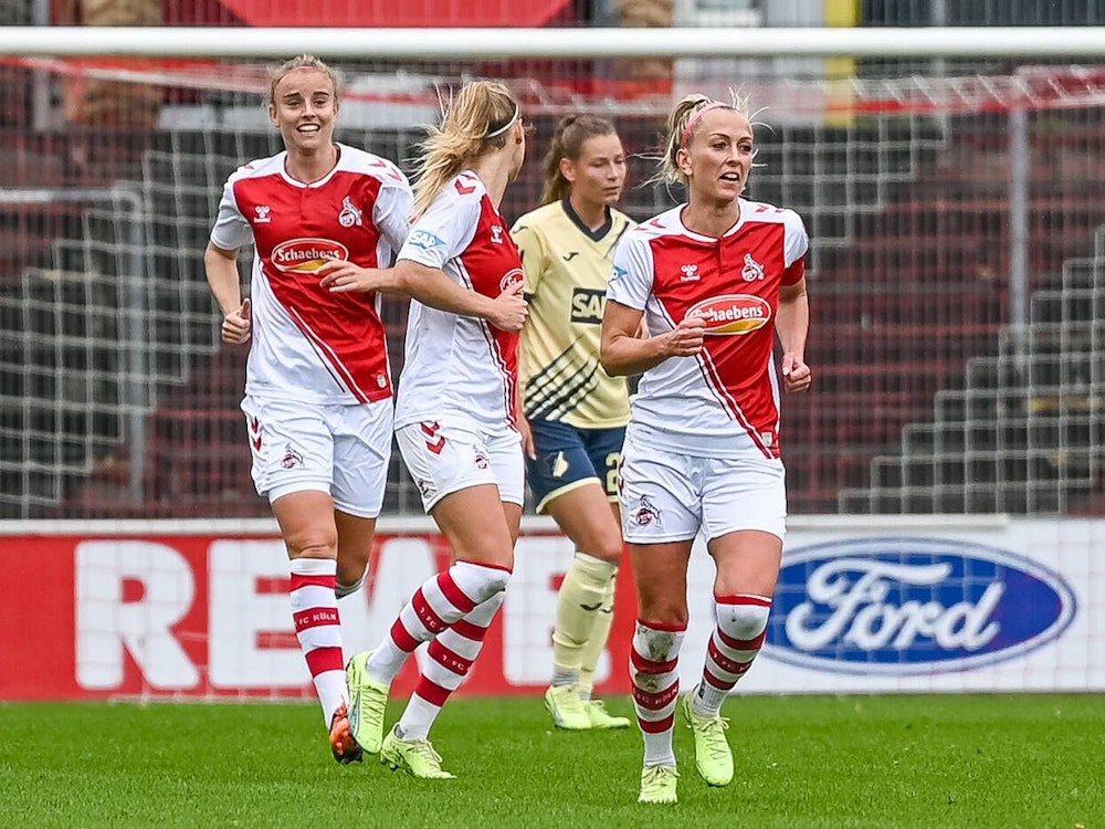Mandy Islacker jubelt mit zwei Mannschafts-Kolleginnen über ihren Treffer per Elfmeter beim Spiel des 1. FC Köln gegen Hoffenheim am 18. September 2022.