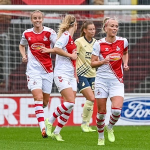 Mandy Islacker jubelt mit zwei Mannschafts-Kolleginnen über ihren Treffer per Elfmeter beim Spiel des 1. FC Köln gegen Hoffenheim am 18. September 2022.