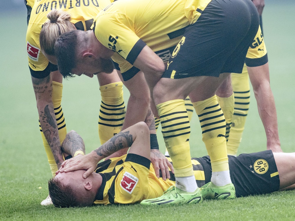 Borussia Dortmunds Kapitän Marco Reus liegt während des Bundesliga-Derbys gegen den FC Schalke 04 verletzt auf dem Rasen.