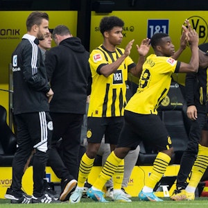 Dortmunds Youssoufa Moukoko betritt für Anthony Modeste das Spielfeld.
