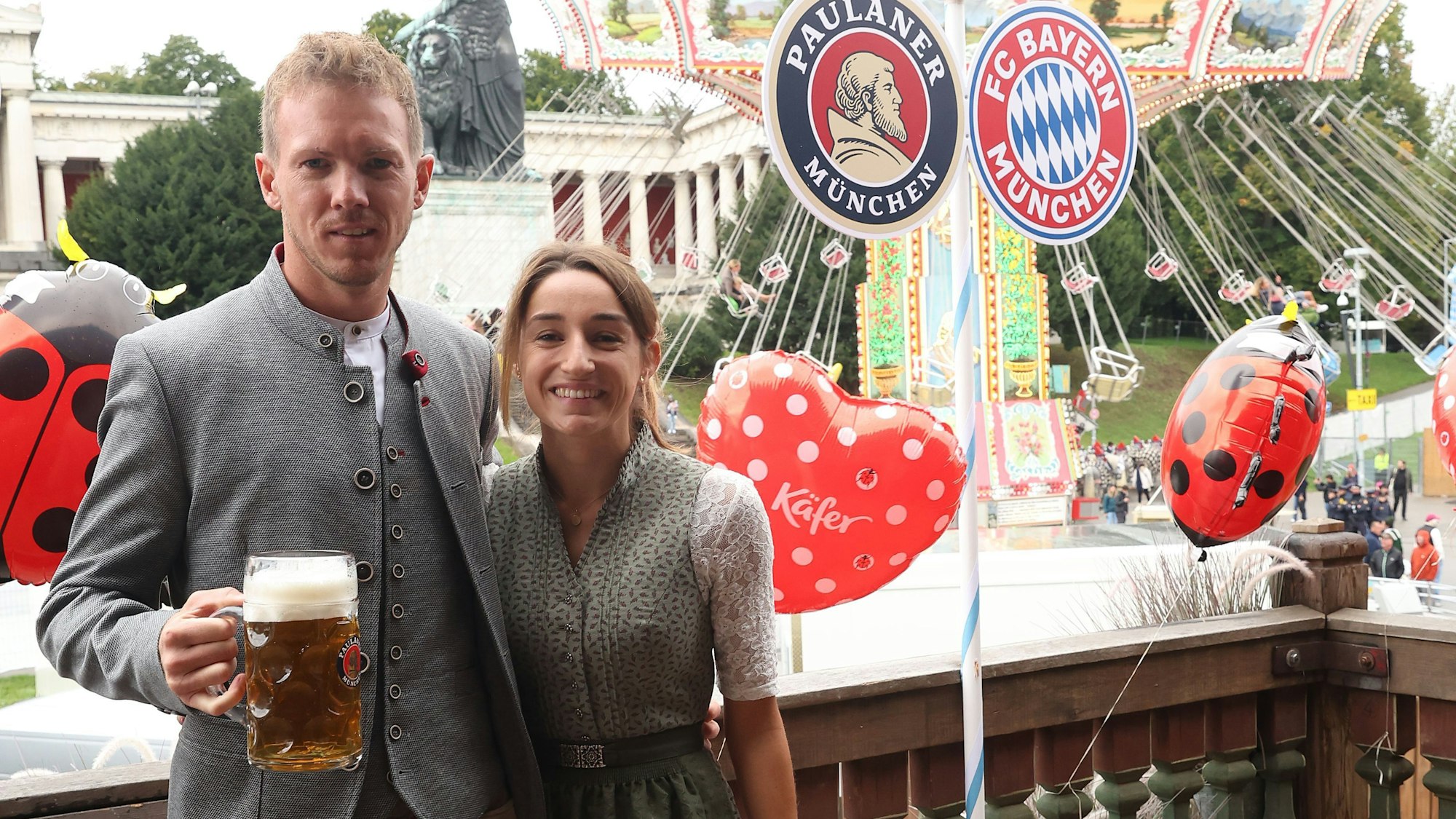 Bayern-Trainer Julian Nagelsmann mit Ehefrau Lena Wurzenberger auf dem Oktoberfest.
