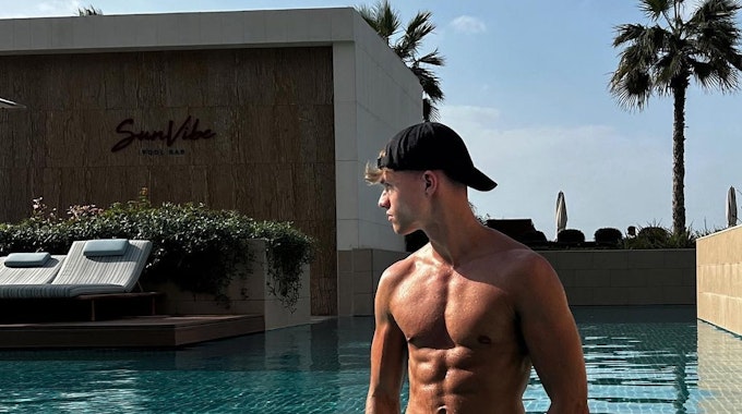 YouTuber „laserluca“, hier auf einem Instagram-Bild von Mai 2022, schockt seine Fans mit einem ehrlichen Geständnis. Auf dem Bild ist der YouTuber in weißer Badehose im Pool zu sehen.