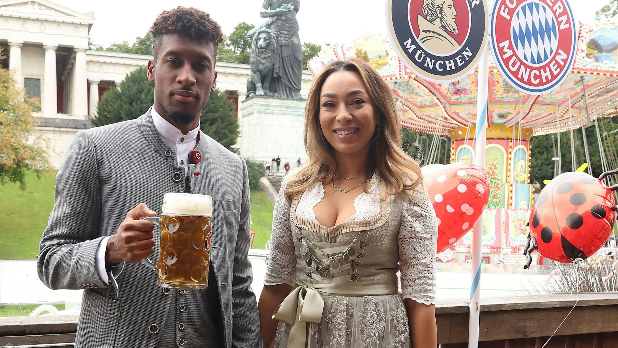 Kingsley Coman genehmigt sich eine Maß auf dem traditionellen Oktoberfest-Besuch des FC Bayern München.