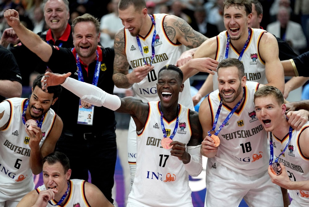 Dennis Schröder feiert mit den Kollegen EM-Bronze im Basketball.