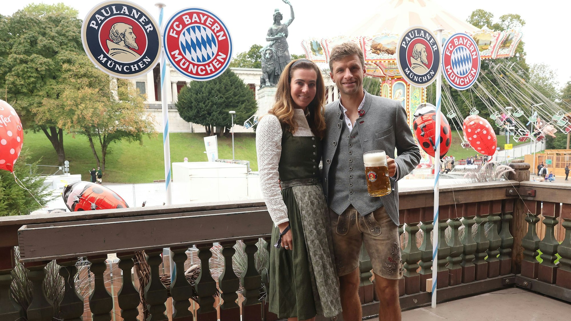 FC Bayern München-Star Thomas Müller und Ehefrau Lisa lächeln.