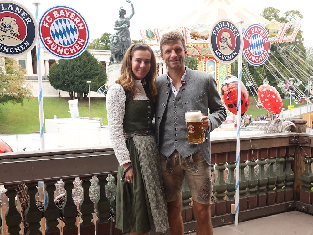 FC Bayern München-Star Thomas Müller und Ehefrau Lisa lächeln.