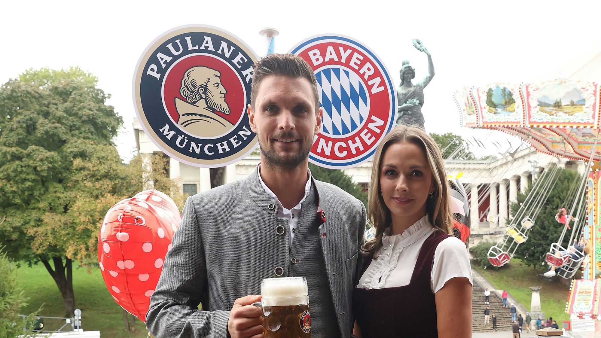 Keeper Sven Ulreich kam gemeinsam mit Ehefrau Lisa zum Oktoberfest in München.