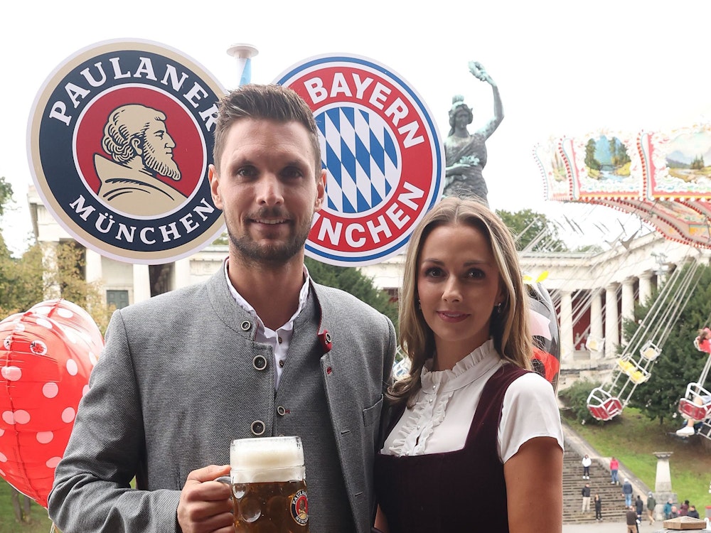 Keeper Sven Ulreich kam gemeinsam mit Ehefrau Lisa zum Oktoberfest in München.