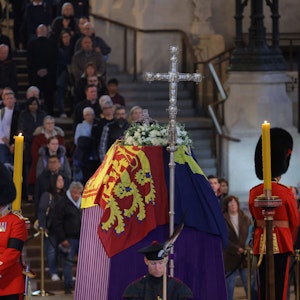 Menschen stehen Schlange, um am Sarg von Königin Elizabeth II. vorbeizugehen, der auf dem Katafalk in der Westminster Hall aufgebahrt ist.