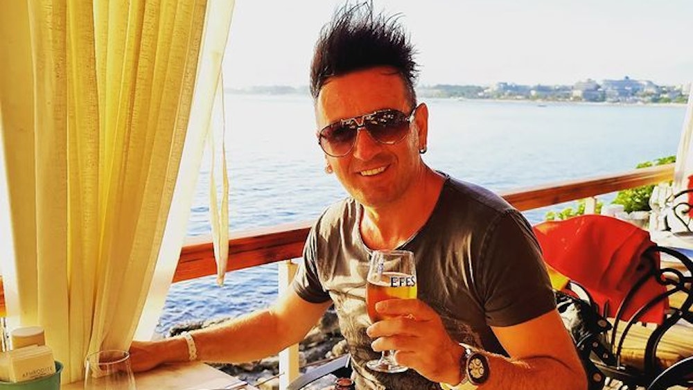 Reality-TV-Star Ennesto Monté, hier auf einem Instagram-Bild von Juni 2022, duellierte sich mit Domenico de Cicco in Oberhausen. Auf dem Bild sitzt Ennesto in einem Restaurant auf der griechischen Insel Korfu.