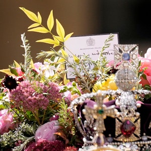Der Sarg von Königin Elizabeth II. mit der Reichskrone. Auf dem Blumengesteck ist ein letzter Gruß ihres Sohnes, König Charles III.