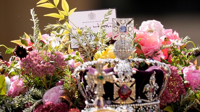 Der Sarg von Königin Elizabeth II. mit der Reichskrone. Auf dem Blumengesteck ist ein letzter Gruß ihres Sohnes, König Charles III.