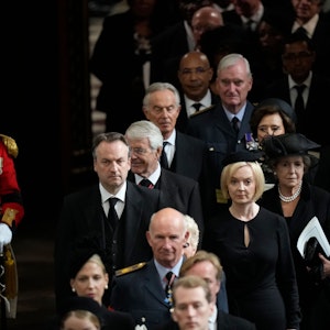 Liz Truss (M), Premierministerin von Großbritannien, und ihr Ehemann Hugh O'Leary, verlassen die Westminster Abbey nach dem Staatsakt vor der Beisetzung von Königin Elizabeth II.