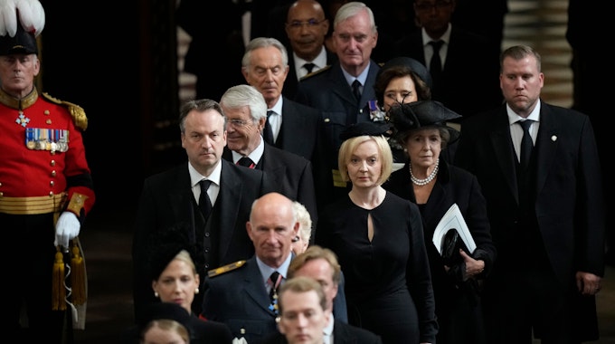 Liz Truss (M), Premierministerin von Großbritannien, und ihr Ehemann Hugh O'Leary, verlassen die Westminster Abbey nach dem Staatsakt vor der Beisetzung von Königin Elizabeth II.