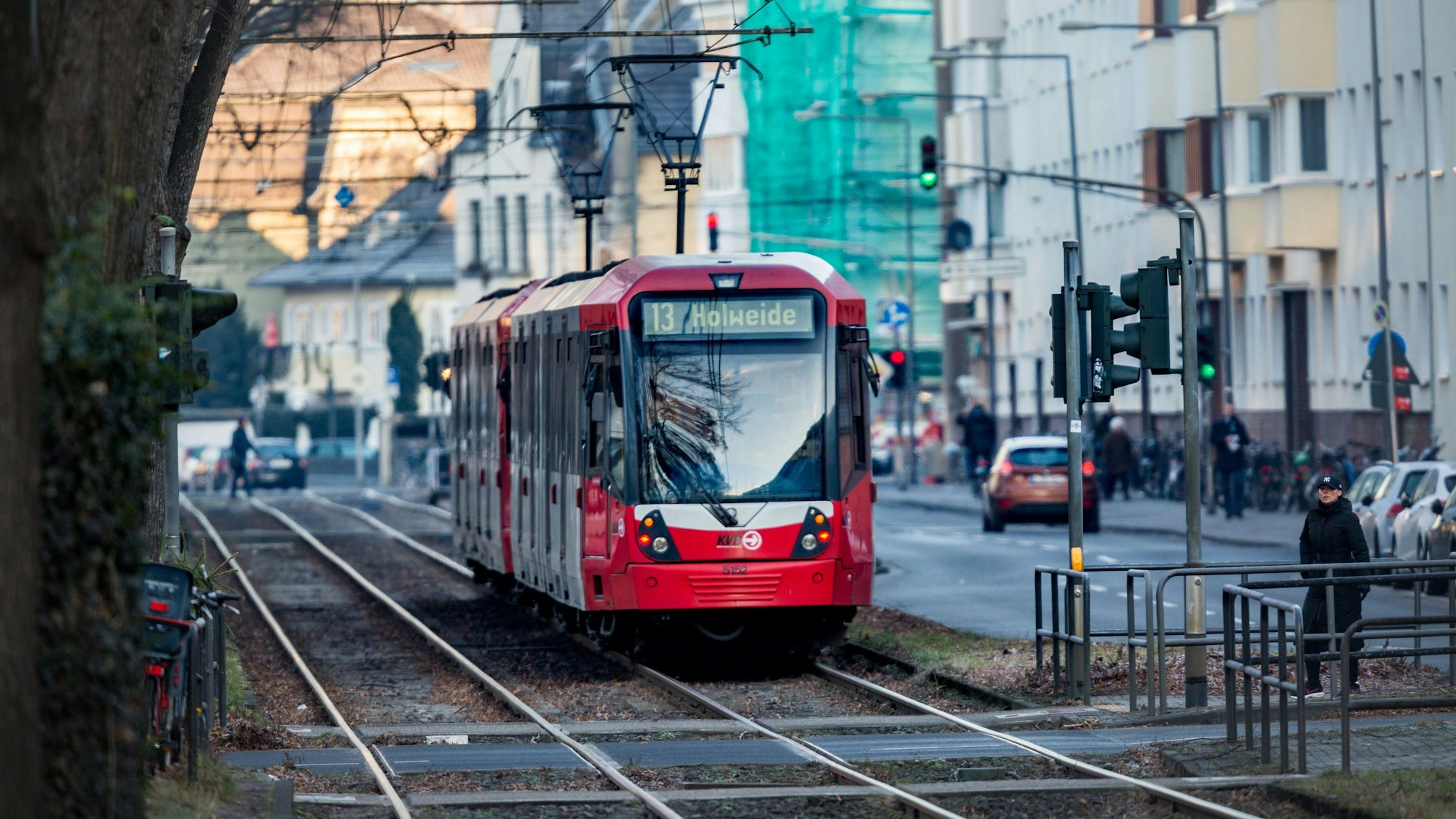 Eine Stadtbahn der Kölner Verkehrsbetriebe ist am Mittwochmorgen (18.01.2017) auf dem Sülzgürtel in Köln auf den Gleisen der KVB-Stadtbahnlinie 13.