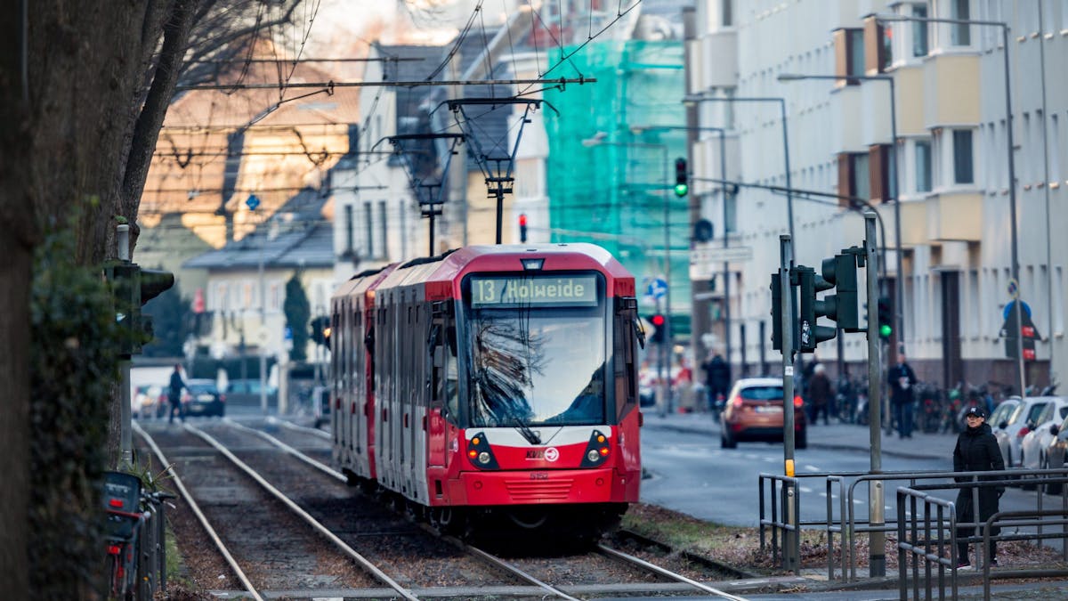 Eine Stadtbahn der Kölner Verkehrsbetriebe ist am Mittwochmorgen (18.01.2017) auf dem Sülzgürtel in Köln auf den Gleisen der KVB-Stadtbahnlinie 13.