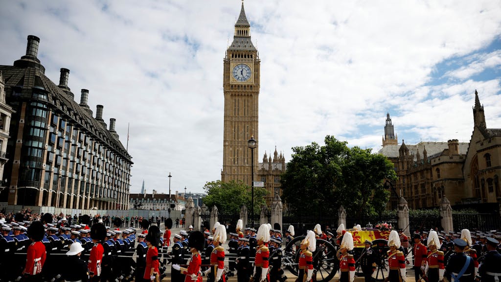 Der Trauerzug mit dem Sarg der verstorbenen britischen Königin Elizabeth II. auf dem als Lafette bezeichneten Kanonenwagen zieht nach der Trauerfeier in der Westminster Abbey über den Parliament Square.