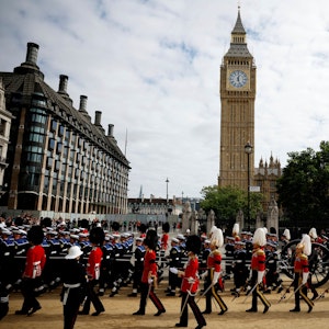 Der Trauerzug mit dem Sarg der verstorbenen britischen Königin Elizabeth II. auf dem als Lafette bezeichneten Kanonenwagen zieht nach der Trauerfeier in der Westminster Abbey über den Parliament Square.