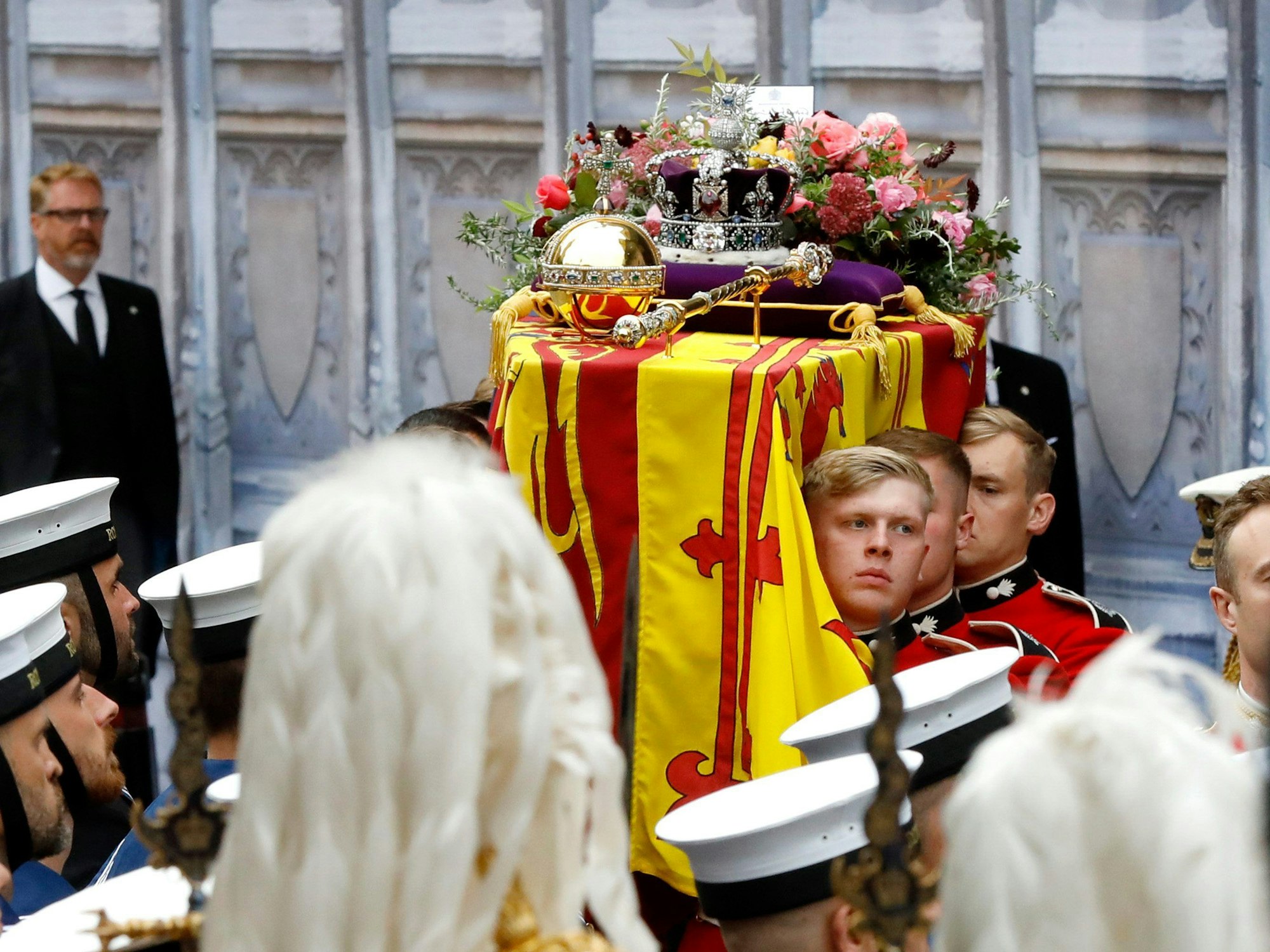 Der Sarg mit dem Leichnam von Queen Elizabeth II. wird in die Westminster Abbey getragen.