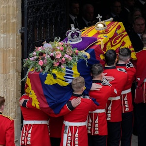 Queen Elizabeth II. ist auf ihrer letzten Reise in Windsor angekommen. Dort wird sie an der Seite ihres Ehemannes Prinz Philip beigesetzt.