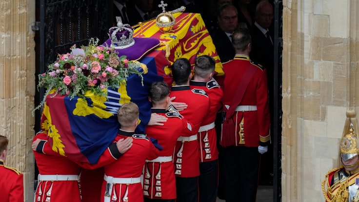 Queen Elizabeth II. ist auf ihrer letzten Reise in Windsor angekommen. Dort wird sie an der Seite ihres Ehemannes Prinz Philip beigesetzt.