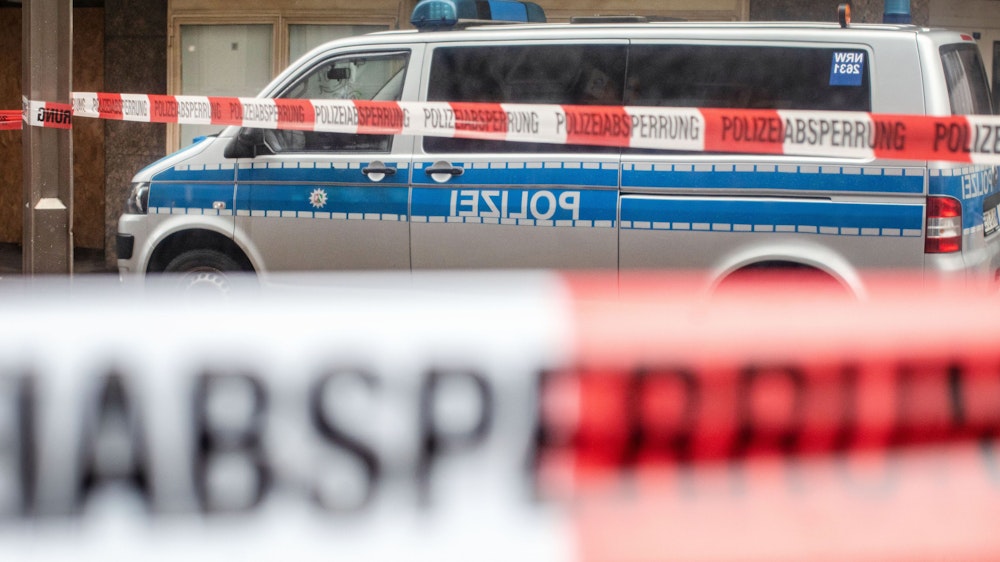 Absperrbänder der Polizei NRW vor einem Gebäude