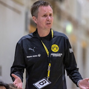 André Fuhr, coacht seine Mannschaft von der Seitenlinie.
