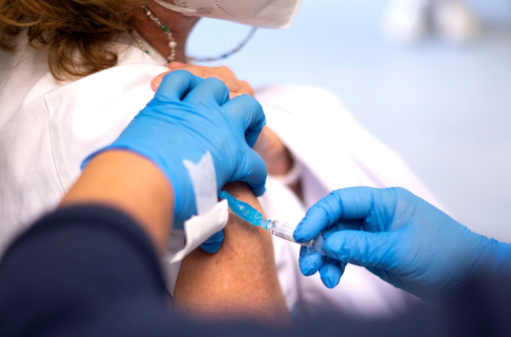 Eine Frau wird gegen die Grippe geimpft. Das Bild entstand in Spanien am 08. November 2021.