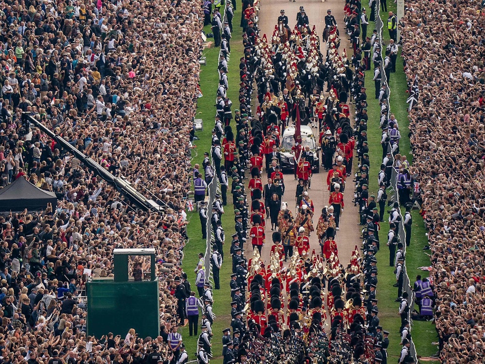 Unzählige Menschen versammeln sich in London, um der verstorbenen Queen Elizabeth II. die letzte Ehre zu erweisen.
