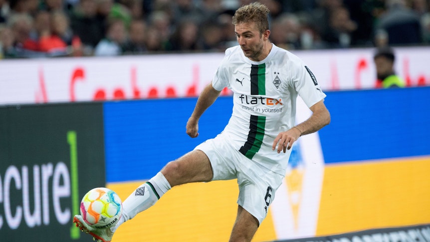 Christoph Kramer, Profi von Borussia Mönchengladbach, hat den Ball im Heimspiel gegen Leipzig am Fuß.