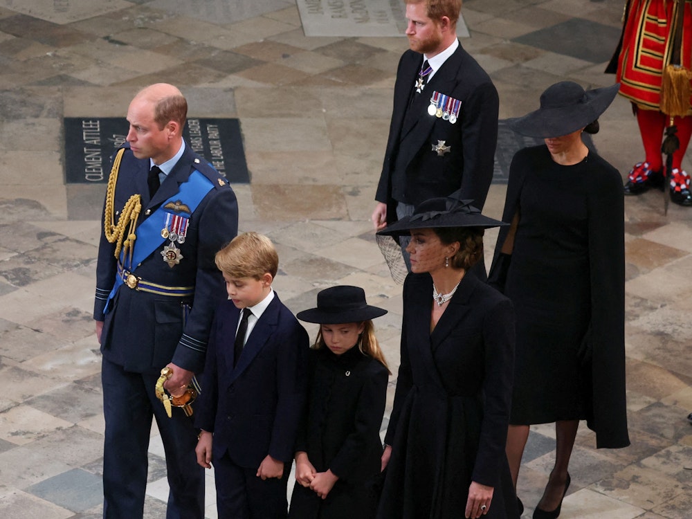 William und Kate, das Prinzenpaar von Wales mit den Kindern George und Charlotte. Dahinter Prinz Harry und Herzogin Meghan.