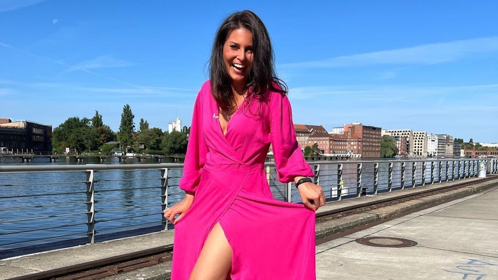 Das Moderatorinnen-Duo Vanessa Blumhagen, hier auf einem Instagram-Foto von Juli 2022, und Marlene Lufen begeistern auf Instagram ihre Fans. Auf dem Foto posiert Vanessa in einem pinken Kleid.