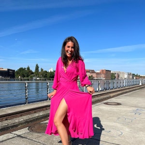 Das Moderatorinnen-Duo Vanessa Blumhagen, hier auf einem Instagram-Foto von Juli 2022, und Marlene Lufen begeistern auf Instagram ihre Fans. Auf dem Foto posiert Vanessa in einem pinken Kleid.