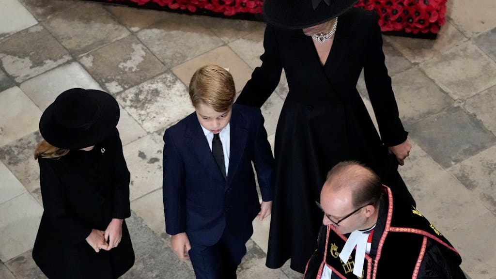 Rührende Gesten: Immer wieder streichelte Prinzessin Kate ihren Kindern George (9) und Charlotte (7) über den Rücken oder die Arme. Die beiden hielten sich bei der Beerdigung ihrer Uroma  tapfer.